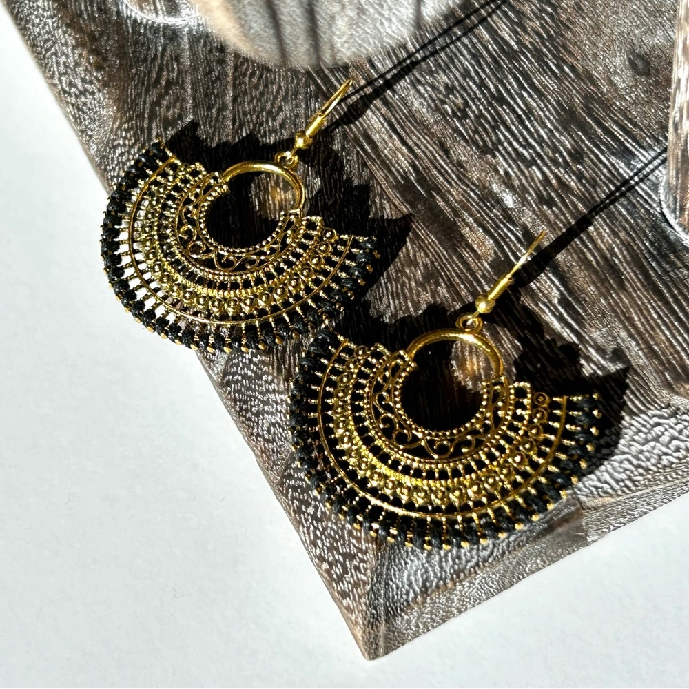 🏖️Beachy Bohemian Dangling Fan-Shaped Earrings. White, Turquoise or Black. - Picture 2 of 11